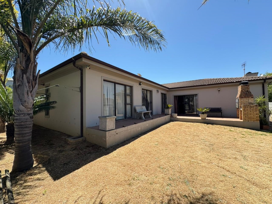 To Let 4 Bedroom Property for Rent in Uitzicht Western Cape
